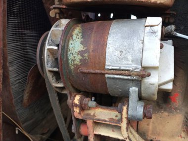 Traktördeki eski jeneratör. Eski bir tarımsal makineye bir elektrik jeneratörü yerleştiriliyor..