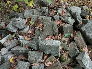 Gri taşların arka planı. Üretim ve inşaat malzemelerinin atıkları birikti. Beton blok parçaları.