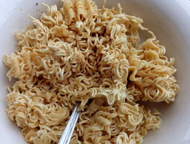 Beyaz bir porselen tabakta anında vermicelli. Anında yemek..