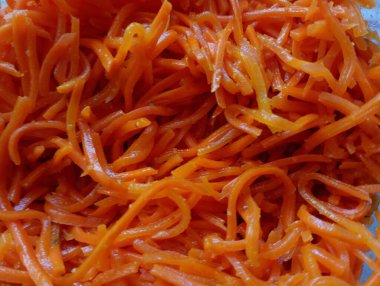 Kore havuçları. Portakallı taze havuç ve baharat salatası. Yemek teması. Havuç arkaplanı.