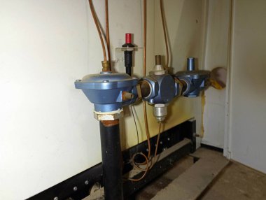 Gaz kazan kontrol sistemi ve kazanda gaz ateşleme sistemi. Piezo elementleri pompa ve gaz kazan ekipmanı. Gaz kazanlı ısıtma sistemi.