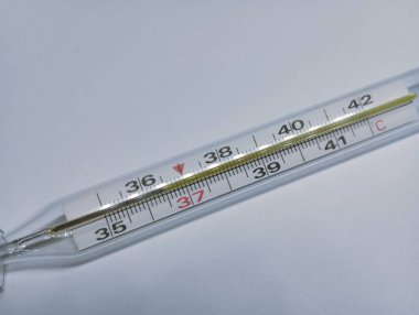 Camdan bir şişenin beyaz arka planında izole edilmiş eski bir cıva termometrenin bölümleriyle ölçeklendir. Sıcaklığı ölçmek için ilaç ve tıbbi cihazların teması.