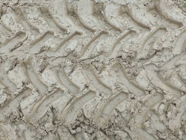 Yumuşak zeminde lastik izi. Geçmişi ve dokuları. Ağır araç tekerlek izi.