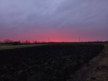 Parlak şafak. Ufukta kızıl gökyüzü beliriyor. Güzel manzara ve doğa.