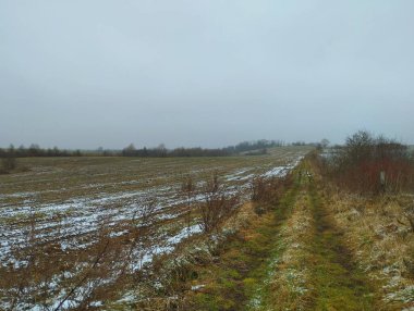 Çimlerle kaplanmış, kışın düz bir yol..