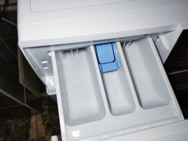 Otomatik çamaşır makinesinin deterjan tepsisi üç bölmeye ayrılır..