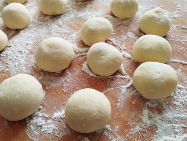 Geleneksel Ukrayna broşürünün Noel tatili için hazırlığı. Şenlikli ev yapımı Ukrayna yemekleri. Ahşap bir yüzeyde hazırlanmış ham pampukh..