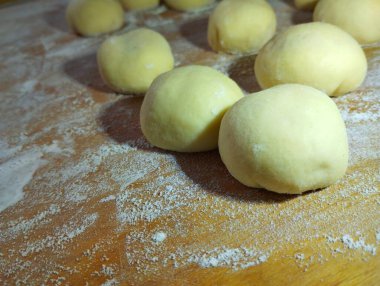 Çörek yapmak için birkaç top hamur hazırlandı. Ukrayna yemeği. Aşçılık teması.