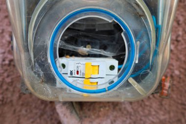 Drogobith, Ukrayna, - 17 Şubat 2025: Plastik bir kutuda iki elektrik şalteri.