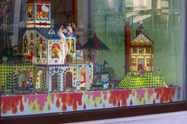 Truskavets, Ukrayna, - 23 Şubat 2025: Peri masalı gibi dekoratif evleri olan bir mağaza penceresinin canlı ve ayrıntılı bir fotoğrafı. 