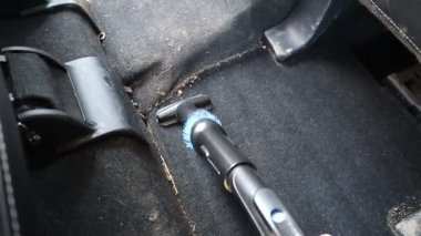 Video, elektrikli süpürge kullanarak arabanın içini temizleme sürecini gösteriyor. Koltukların, zeminin, paspasların ve ulaşılması zor yerlerin temizliğini ayrıntılı olarak gösteriyor..