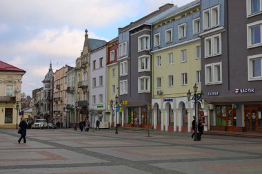 Drogobitch, Ukrayna, - 25 Mart 2025: Binalar çeşitli gölgelere sahiptir, canlı ve pitoresk şehir manzarası yaratır..