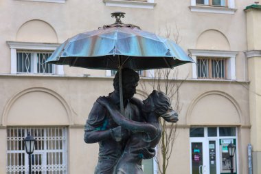 Drogobitch, Ukrayna, - 25 Mart 2025: Heykel büyük bir şemsiye altında dans eden bir erkek ve bir kadını resmediyor.