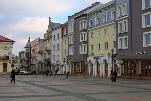 Drogobitch, Ukrayna, - 25 Mart 2025: Binalar çeşitli gölgelere sahiptir, canlı ve pitoresk şehir manzarası yaratır..
