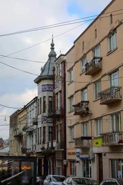 Drogobitch, Ukrayna, - 25 Mart 2025: Sokak çerçevenin derinliğine kadar uzanıyor, stil ve renkleri değişen binalar sergiliyor.