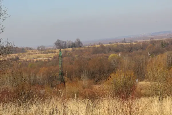 Baharın başlarında Ukrayna 'da geniş kırsal alan. Ön planda, uzun solmuş çimenler ve ilk yeşil işaretli dağınık çalılar görülebilir..