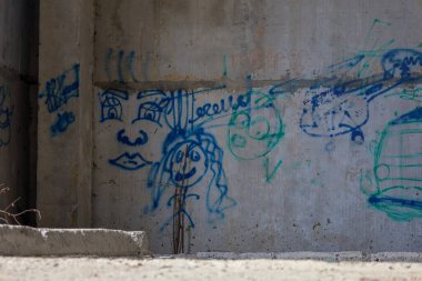 Sambir, Ukrayna - 17 Mart 2025: Fotoğraf, beton bir duvarın mavi ve yeşil renklerle kaplanmış bir kısmının yakın çekimini gösteriyor.