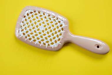 Pratik ve şık bir saç fırçası, günlük bakım için ideal. Benzersiz tasarımı kolayca çözünmeyi ve hızlı saç kurutmayı teşvik ediyor. Zarar vermeden nazikçe tarama sağlıyor..