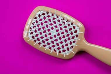 Nazik ve etkili bir saç fırçası. Çözülmesi ve her saç tipine nazik bakılması için mükemmel. Modern tasarım ve konforlu şekil onu günlük kullanım için vazgeçilmez bir aksesuar yapar..