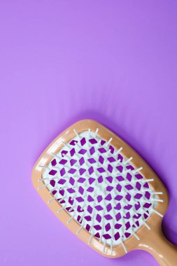 Canlı bir arka planda orijinal bir tasarımı olan şık bir masaj fırçası. Saçları ayırmak için mükemmel bir şekilde uygun, rahat ve nazik bir bakım sağlıyor. Günlük kullanım için mükemmel bir araç.