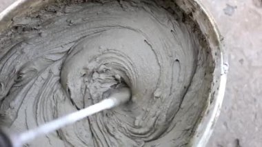 Seramik fayans yapıştırıcısı ile inşaat mikserinin profesyonel karışımı. Kalın ve mükemmel bir karışım inşaata hazır, güvenilir bir bağın sağlanması için..