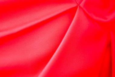 Zarif kıvrımları olan parlak, kırmızı kumaş dinamik ve derin bir doku yaratır. Bu yüzey göz alıcı bir arkaplan ya da tasarım malzemesi olarak kullanmak için idealdir