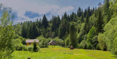 İki evi ve bir saman yığını ile sakin bir kırsal çiftlik dağ manzarasına uyumlu bir şekilde harmanlanır. Yoğun kozalaklı ormanlarla çevrili bu yer sükunet ve doğal güzellik yayar. Şehirden kaçmak için ideal bir yer..