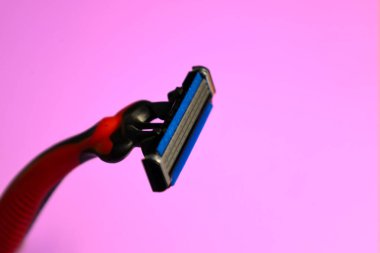 Ergonomik kırmızı saplı ve çok katmanlı mavi ve siyah başlı modern bir jilet. Keskin bıçaklar pürüzsüz bir tıraş sözü verir..