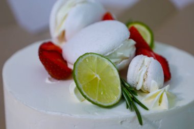 Bu iştah açıcı pasta taze böğürtlen ve narenciye ile süslenmiş, zarif ve şenlikli bir görünüm yaratıyor..