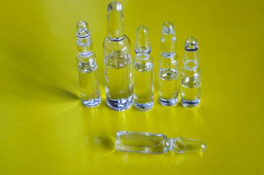 Net bir sıvıyla doldurulmuş çeşitli şekil ve boyutlardaki ampullerin bu bileşimi bir düzen ve hassasiyet hissi yaratır. Tıp, ilaç, bilim ve sağlık hizmetleriyle ilgili konuların resmedilmesi için idealdir..