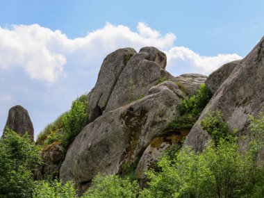 Kocaman parmakları andıran kavisli kayalar yosun ve yeşil bitkilerle kaplanarak eşsiz bir doğal manzara yaratırlar. Beyaz bulutlu yüksek mavi bir gökyüzünün altında, taşlar muazzam görünür..