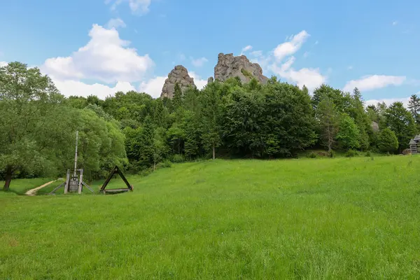 Görkemli kayalar, orman ve çimenlerin yemyeşil yemyeşil olduğu görkemli bir dağ vadisinde yükselir. Huzurlu manzara doğayla mükemmel bir ahenk yaratır ve sizi seyahat etmeye çağırır..