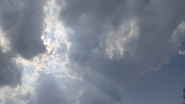Langit Yang Indah Dengan Awan Putih — Stok Foto
