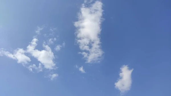 Ciel Bleu Avec Des Nuages Blancs — Photo
