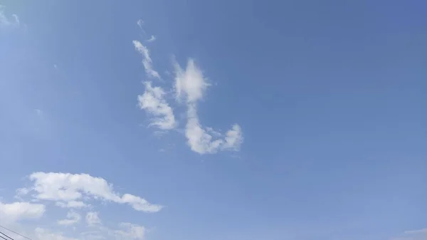 Modrá Obloha Nadýchanými Mraky — Stock fotografie