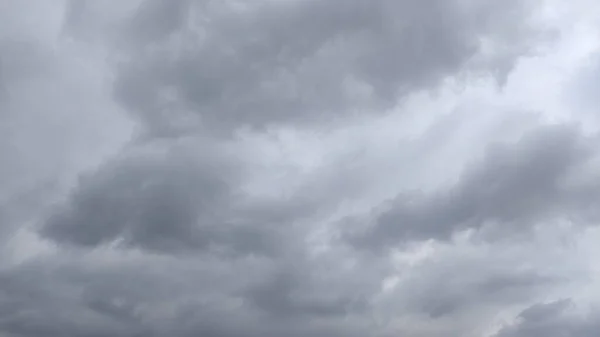 Dunkle Gewitterwolken Vor Blauem Himmel Bei Stürmischem Wetter — Stockfoto