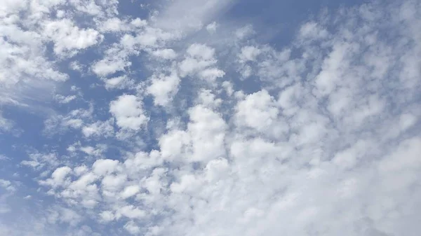 Langit Biru Latar Belakang Dengan Awan — Stok Foto
