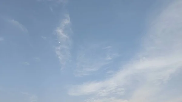 Синее Небо Облаками — стоковое фото