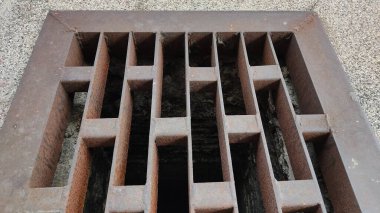 Eski paslı metal boru 