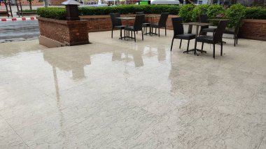 Bir bardak su ve bardakla boş bir teras. 