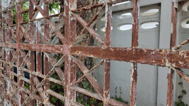 Penceresi olan terk edilmiş eski bir bina 