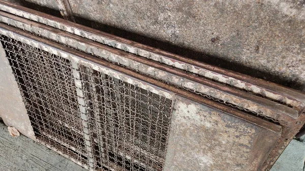 Velho Tubo Metal Enferrujado Com Uma Alça Metal — Fotografia de Stock