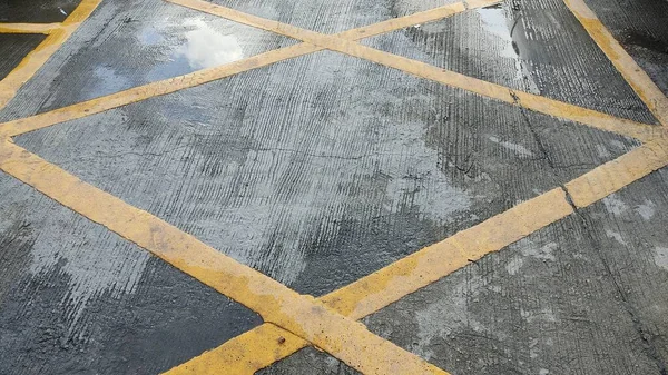 Tiro Close Uma Estrada Com Uma Listras Brancas Amarelas — Fotografia de Stock