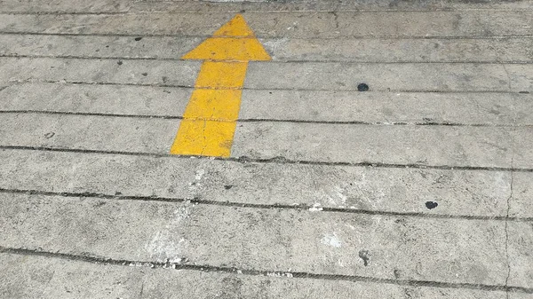 Sokakta Sarı Beyaz Trafik Işaretleri — Stok fotoğraf