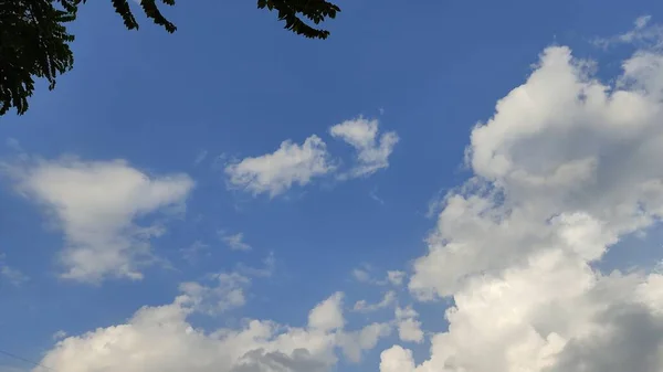 Langit Biru Dengan Awan — Stok Foto