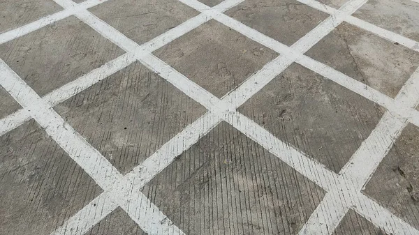 灰色の縞模様のコンクリートブロックの道路の床 — ストック写真