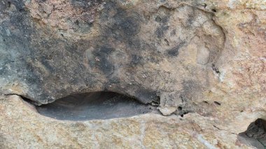 Taş bir duvarın yakın çekimi. 