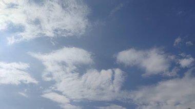 Bulutlu mavi gökyüzü 