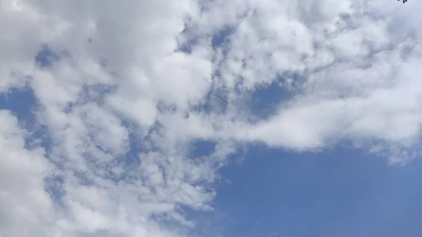 Голубое Небо Фоне Белых Облаков — стоковое фото