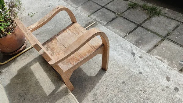 Ξύλινες Καρέκλες Στον Κήπο — Φωτογραφία Αρχείου
